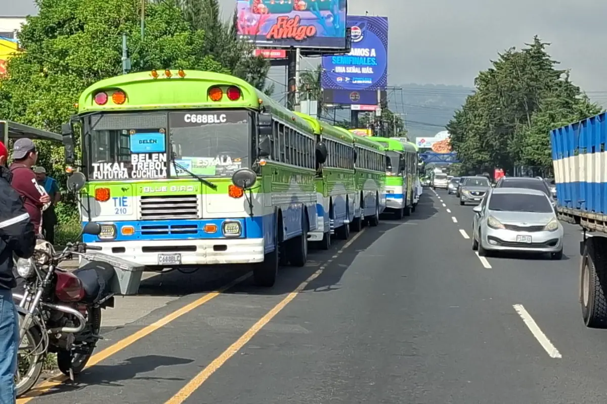 Algunas de las unidades que participaron en la caravana permanecen en el Km. 15 de la calzada Roosevelt., PMT de Mixco