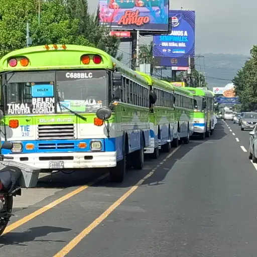 Algunas de las unidades que participaron en la caravana permanecen en el Km. 15 de la calzada Roosevelt. ,PMT de Mixco