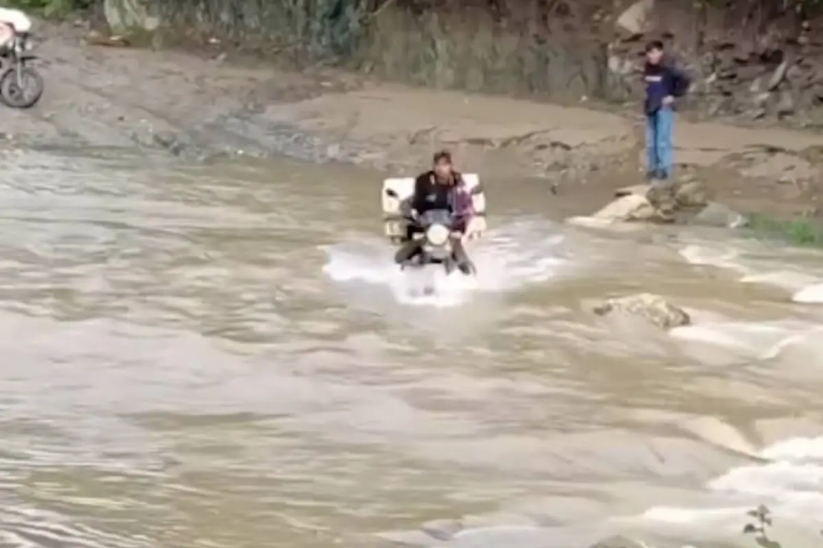 Motorista arriesga su vida. , Captura de pantalla video X.