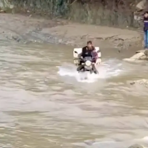 Motorista arriesga su vida.  ,Captura de pantalla video X.