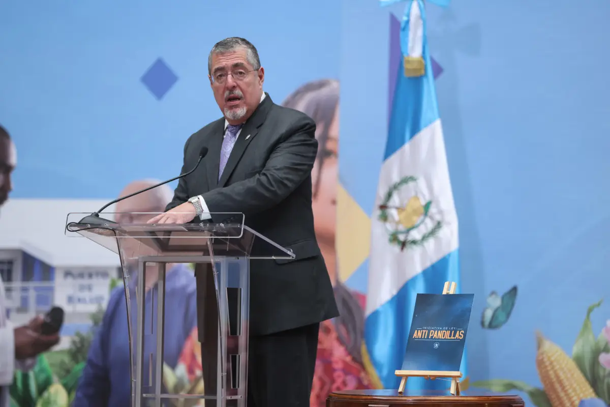El presidente de Guatemala, Bernardo Arévalo de León, habla durante una rueda de prensa este lunes, en el Palacio Nacional de la Cultura de Ciudad de Guatemala (Guatemala),  EFE/ Mariano Macz