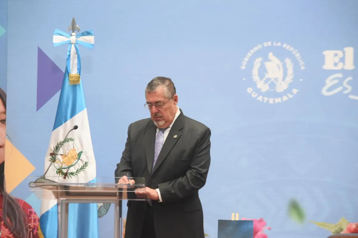 El presidente Bernardo Arévalo durante la conferencia de prensa "La Ronda", el lunes 6 de octubre., Omar SolÃs/Emisoras Unidas