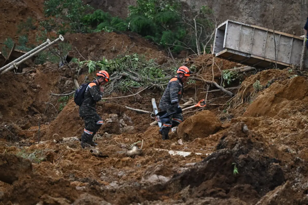 Los cuatro carriles continúan cerrados en el kilómetro 24 debido a un derrumbe de gran magnitud., Foto Ejército