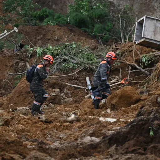 Los cuatro carriles continúan cerrados en el kilómetro 24 debido a un derrumbe de gran magnitud. ,Foto Ejército