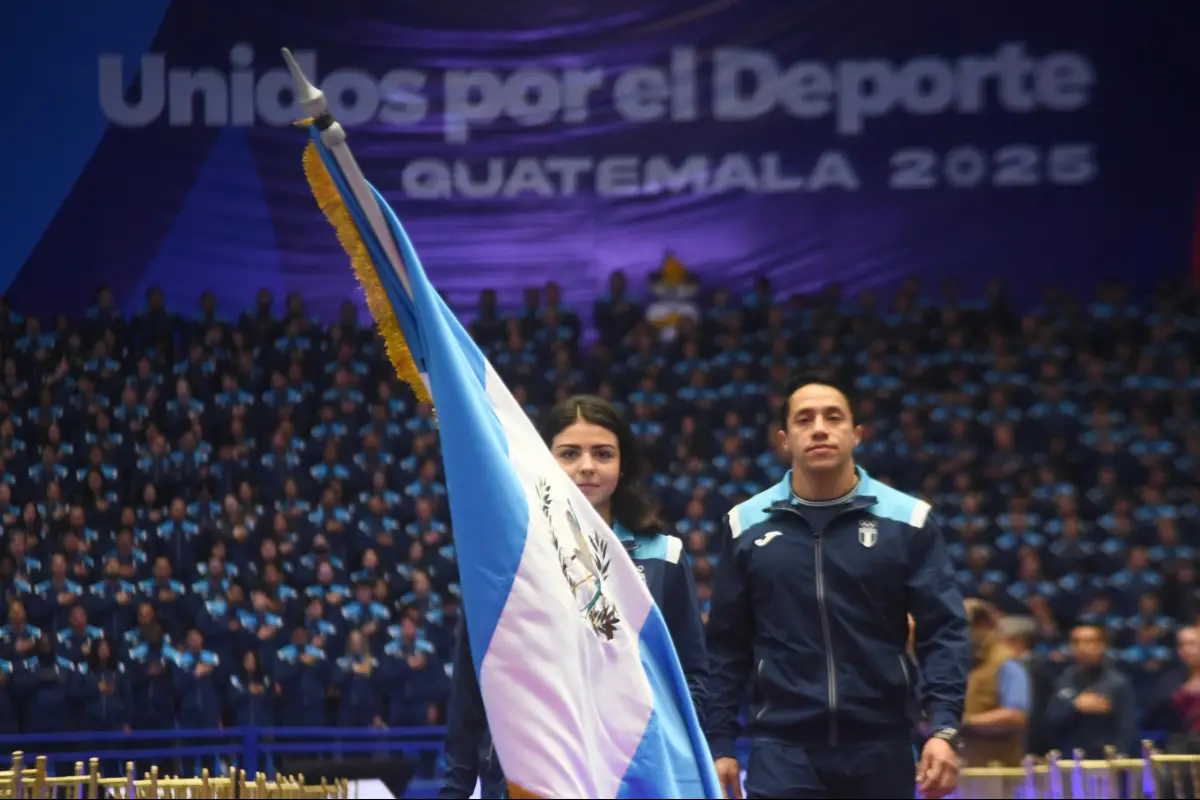 María Alejandra Higueros y Allan Maldonado portan orgullosamente la bandera de Guatemala 