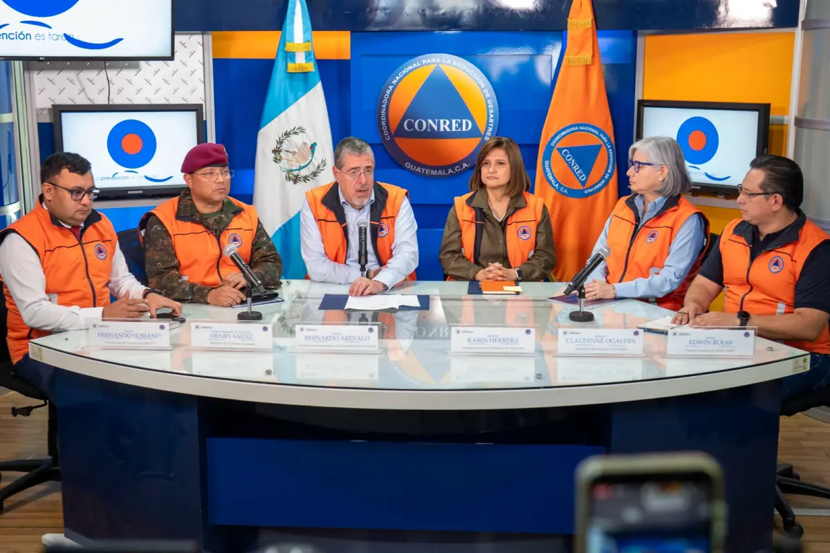 El presidente Bernardo Arévalo, la vicepresidenta Karin Herrera y otras autoridades actualizan situación por lluvias en el país., Conred