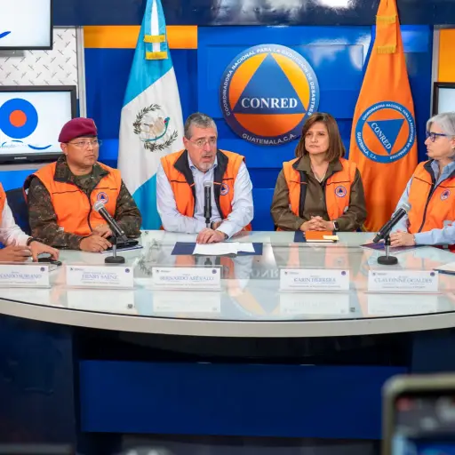 El presidente Bernardo Arévalo, la vicepresidenta Karin Herrera y otras autoridades actualizan situación por lluvias en el país. ,Conred