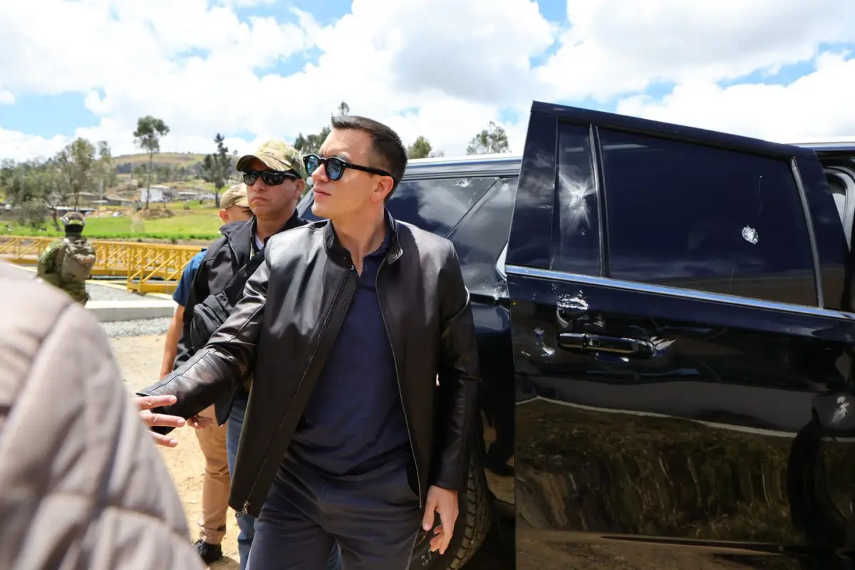 otografía tomada de la cuenta oficial @Presidencia_Ec en la red social X donde se ve al presidente de Ecuador, Daniel Noboa, saludando a algunas personas luego que la caravana donde se desplazaba a un evento fuera atacada por manifestantes. , Foto EFE