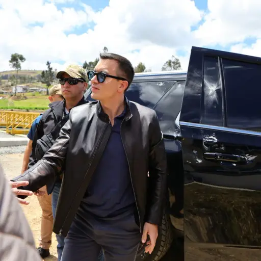 otografía tomada de la cuenta oficial @Presidencia_Ec en la red social X donde se ve al presidente de Ecuador, Daniel Noboa, saludando a algunas personas luego que la caravana donde se desplazaba a un evento fuera atacada por manifestantes.  ,Foto EFE