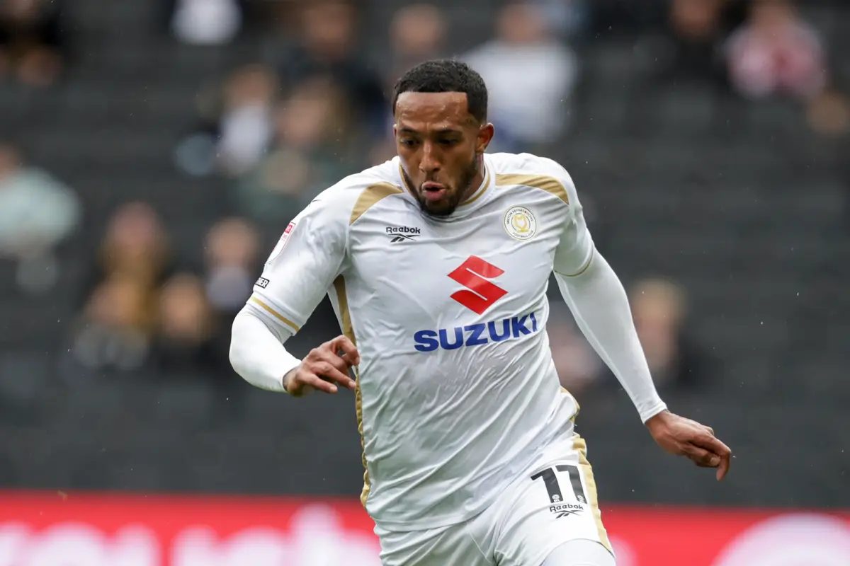 Nathaniel Méndez-Laing en un partido con el MK Dons - MK Dons
