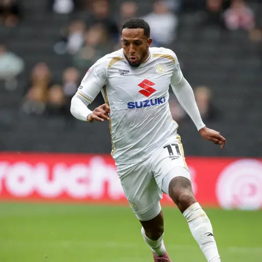 Nathaniel Méndez-Laing en un partido con el MK Dons - MK Dons