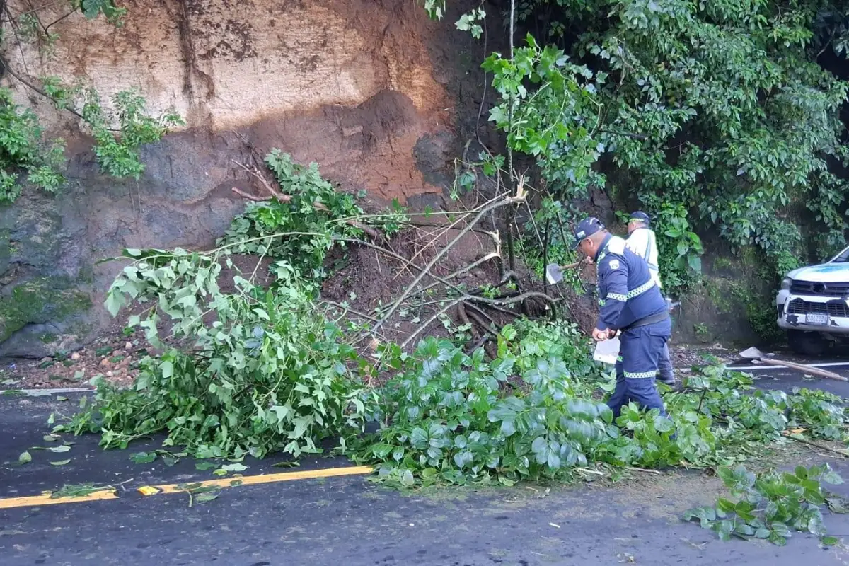 Personal de la PMT evaluó los daños y definió la forma de retirar el derrumbe, para evitar riesgos., PMT de Villa Canales