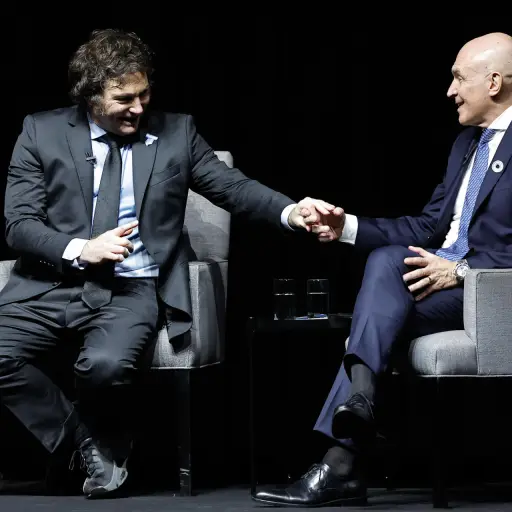 fotografía de archivo en donde se ve al presidente de Argentina, Javier Milei (i), habla junto al candidato del oficialismo para las elecciones legislativas José Luis Espert , EFE/ Juan Ignacio Roncoroni