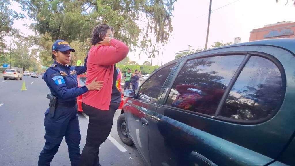 Operativos contra taxis pirata dejan un hombre capturado | PNC de Guatemala.