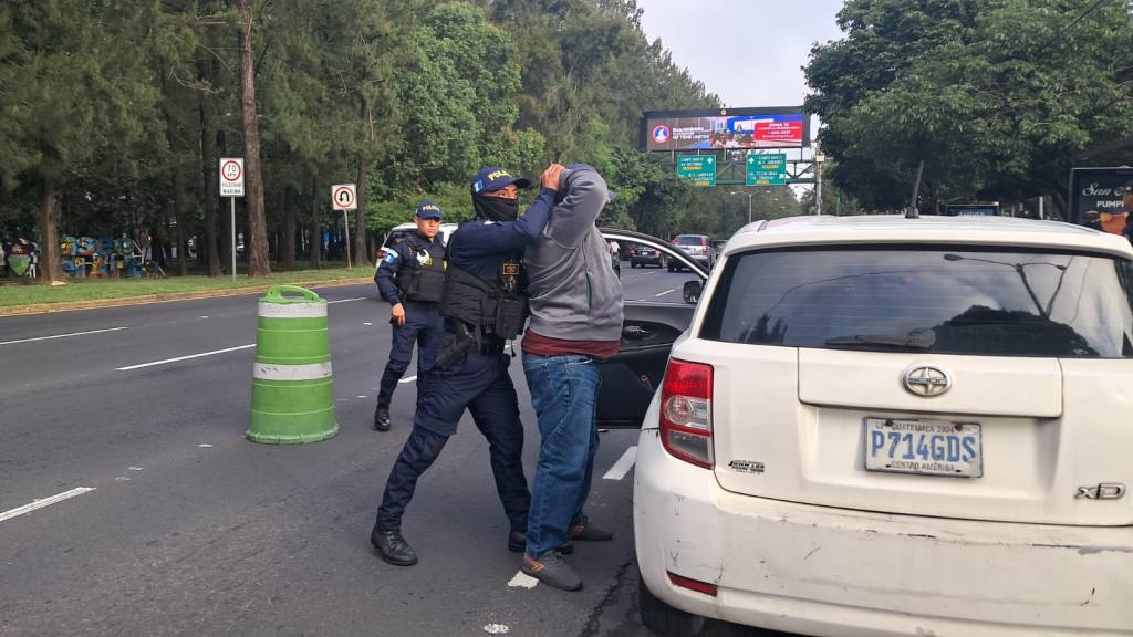 Operativos contra taxis pirata dejan un hombre capturado | PNC de Guatemala.