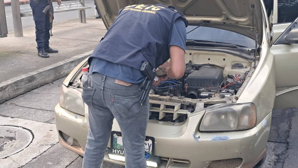 Operativos contra taxis pirata dejan un hombre capturado | PNC de Guatemala.