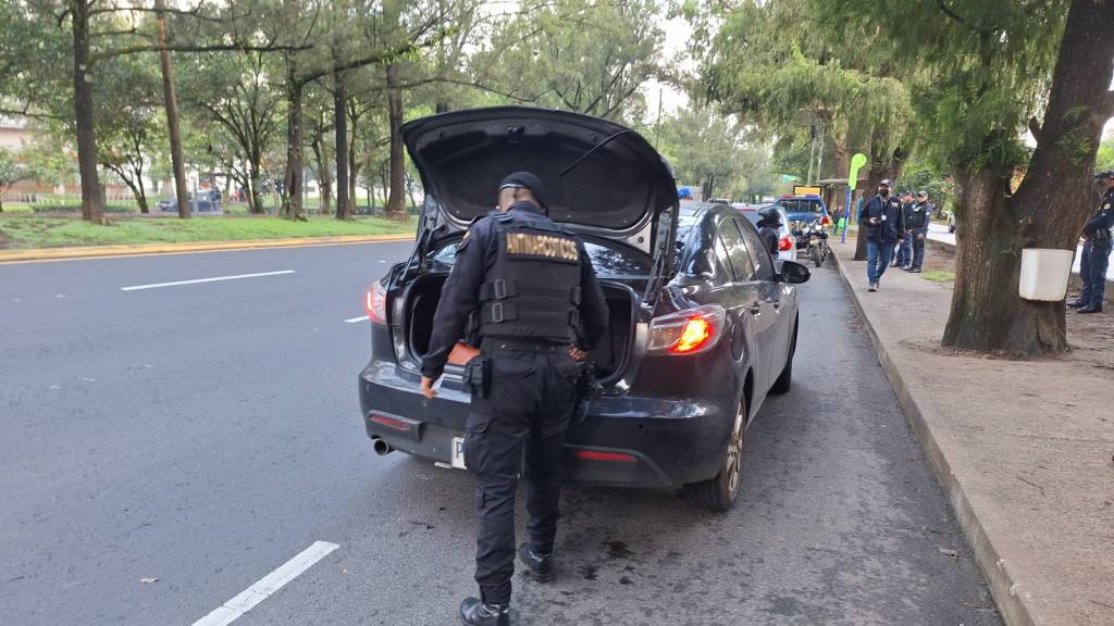 Operativos contra taxis pirata dejan un hombre capturado | PNC de Guatemala.