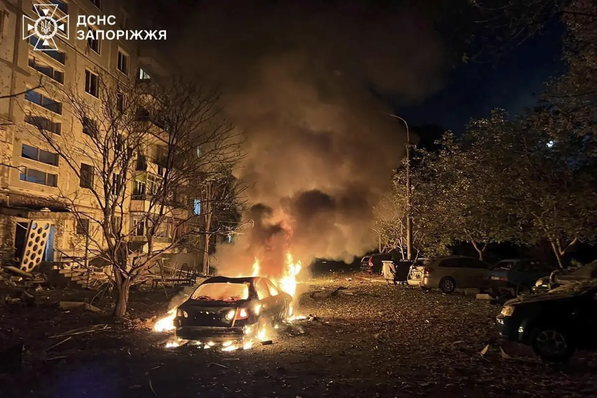 Imagen cedida por el Servicio Estatal de Emergencias ucraniano que muestra la destrucción en un edificio residencial en Zaporiyia, la madrugada de este domingo,  EFE/EPA/STATE EMERGENCY SERVICE /Cedida/Solo uso editorial
