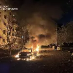 Imagen cedida por el Servicio Estatal de Emergencias ucraniano que muestra la destrucción en un edificio residencial en Zaporiyia, la madrugada de este domingo , EFE/EPA/STATE EMERGENCY SERVICE /Cedida/Solo uso editorial
