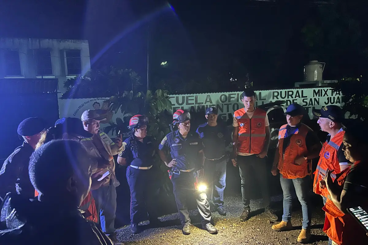 Autoridade de Conred, vecinos y Bomberos Municipales Departamentales participaron en la evacuación., Conred.