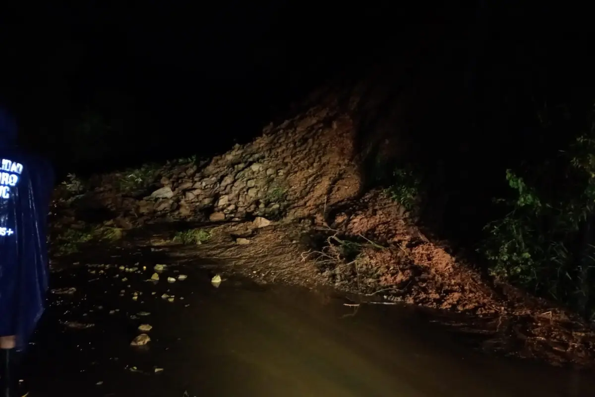 Autoridades Municipales de San Pedro Ayampuc enviaron cuadrillas de trabajo para limpiar el derrumbe., Conred.