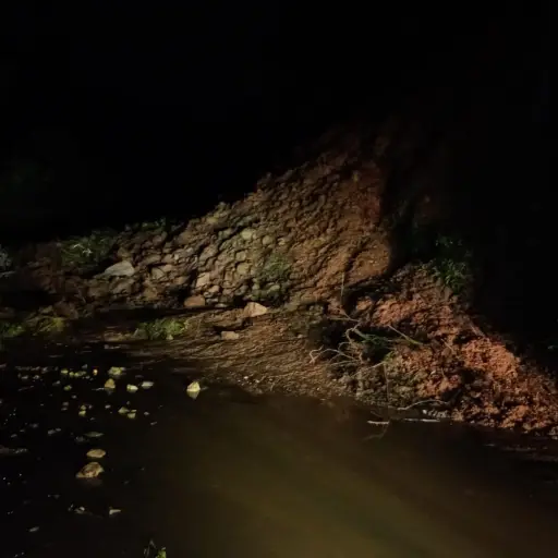 Autoridades Municipales de San Pedro Ayampuc enviaron cuadrillas de trabajo para limpiar el derrumbe. ,Conred.