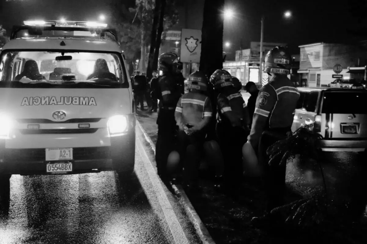 La víctima mortal del Anillo Periférico quedó tendida en el arriate central de esta importante vía., Bomberos Municipales. 