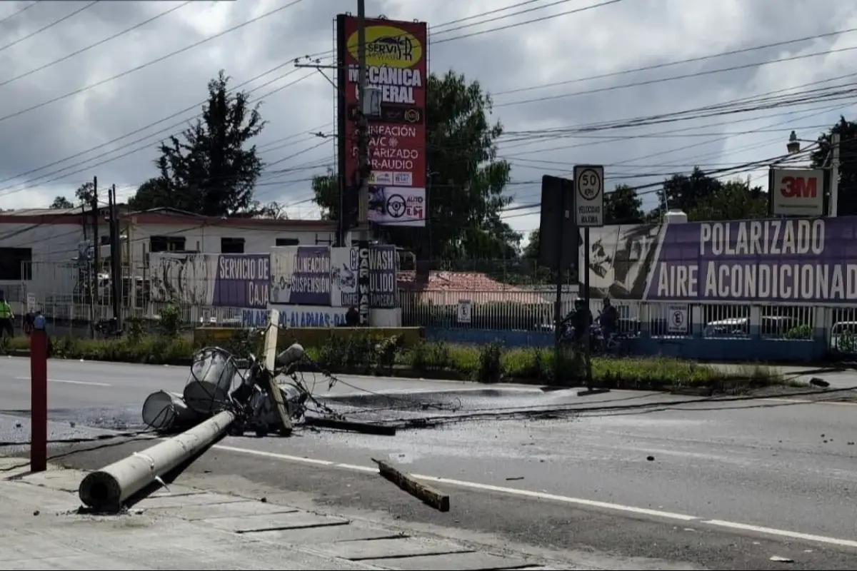 El accidente no dejó personas heridas, pero si tránsito complicado en el sector., Bomberos Municipales Departamentales. 