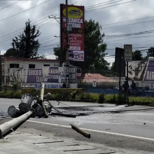 El accidente no dejó personas heridas, pero si tránsito complicado en el sector. ,Bomberos Municipales Departamentales. 