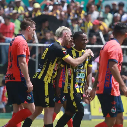 Aurora derrotó a Aurora y le quita el invicto 