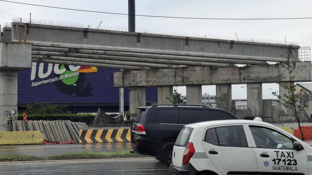 Construcción de desnivel con avances en calzada Roosevelt | Álex Meoño