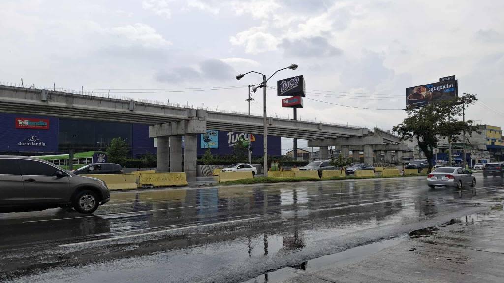 Construcción de desnivel con avances en calzada Roosevelt | Álex Meoño