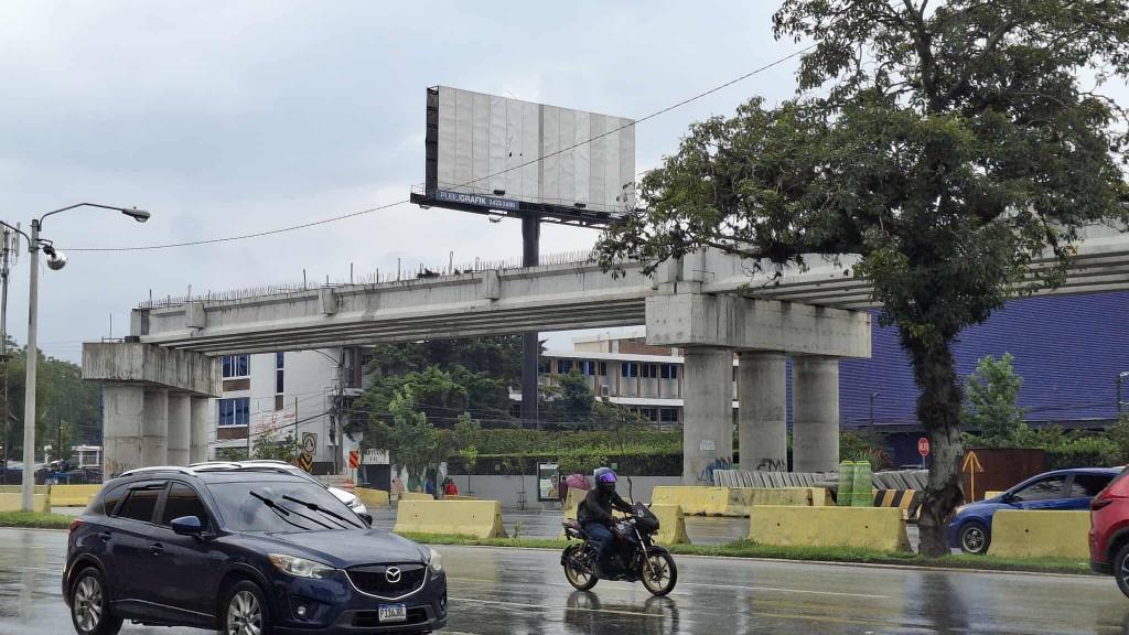 Construcción de desnivel con avances en calzada Roosevelt | Álex Meoño