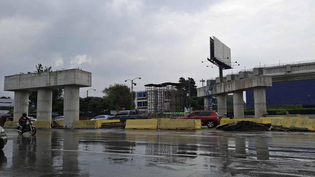 Construcción de desnivel con avances en calzada Roosevelt | Álex Meoño