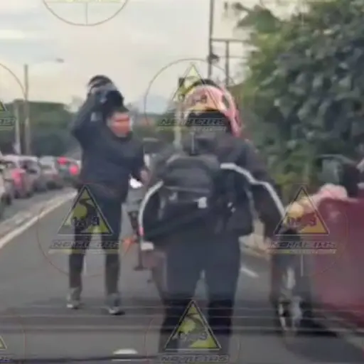 Motorista agrede a conductora de camioneta en ruta al Atlántico.  ,Captura de pantalla video X.