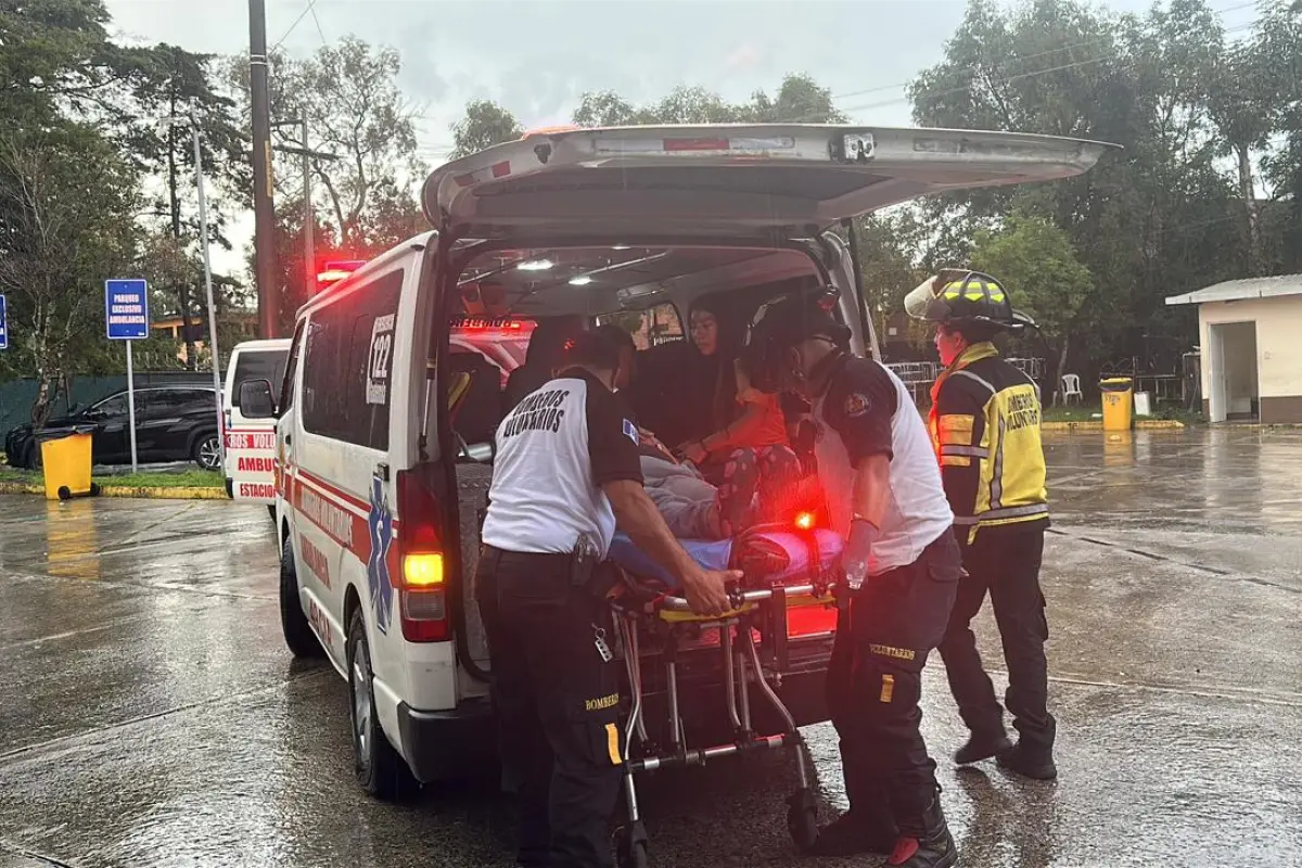 Los pacientes heridos en el derrumbe en zona 10 de Mixco fueron trasladados al hospital Roosevelt., Bomberos Voluntarios