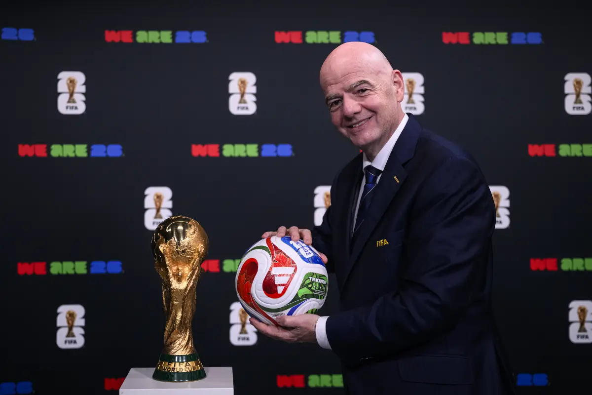 El presidente de la FIFA, Giani Infantino, con el balón Trionda 