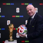 El presidente de la FIFA, Giani Infantino, con el balón Trionda 