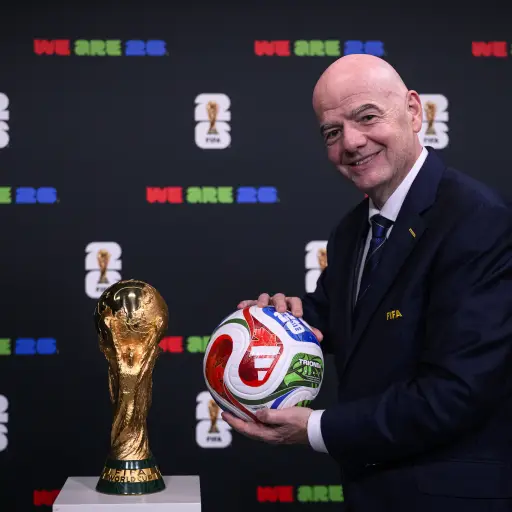 El presidente de la FIFA, Giani Infantino, con el balón Trionda 