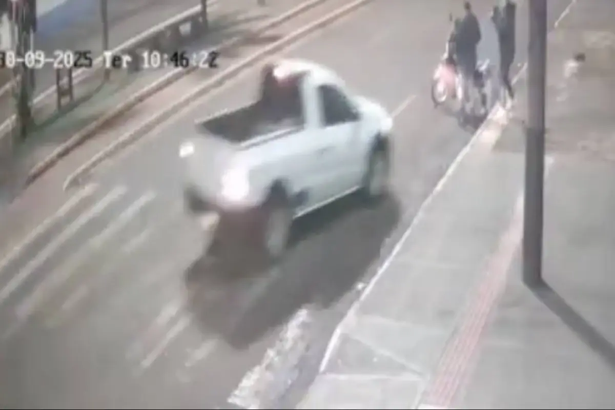 Cámara registra ataque con picop contra dos mujeres., Captura de pantalla video X.