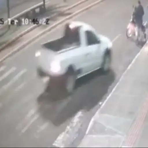 Cámara registra ataque con picop contra dos mujeres. ,Captura de pantalla video X.