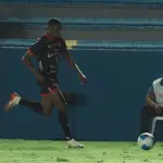 Romario da Silva sufre grave lesión en el futbol hondureñot