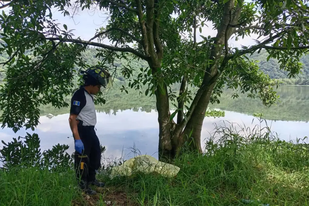 La mujer fallecida en el lago de Amatitlán no pudo ser identificada., Bomberos Voluntarios