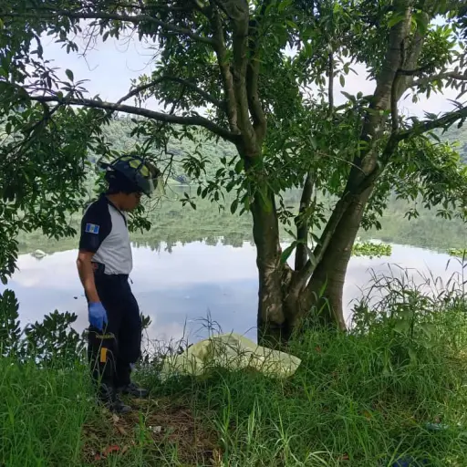 La mujer fallecida en el lago de Amatitlán no pudo ser identificada. ,Bomberos Voluntarios