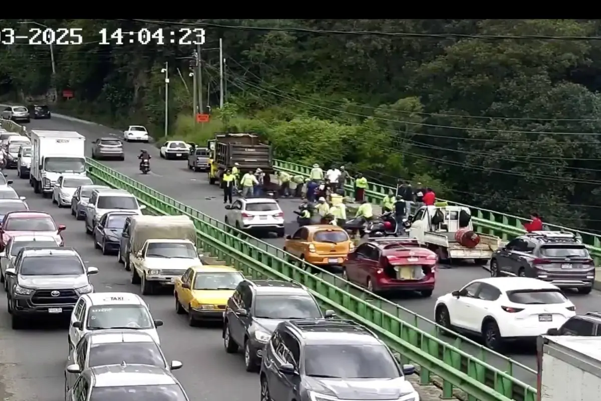 Trabajos de recapeo en el puente San Cristóbal., PMT capitalina