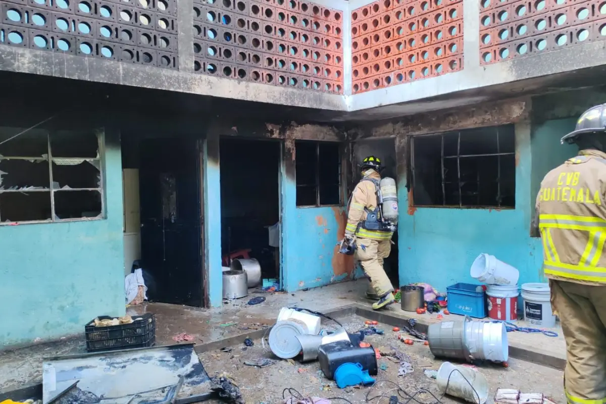 En el inmueble incendiado se alquilan habitaciones y varias se vieron afectadas por la explosión., Bomberos Voluntarios