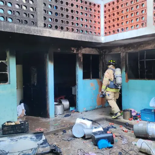 En el inmueble incendiado se alquilan habitaciones y varias se vieron afectadas por la explosión. ,Bomberos Voluntarios