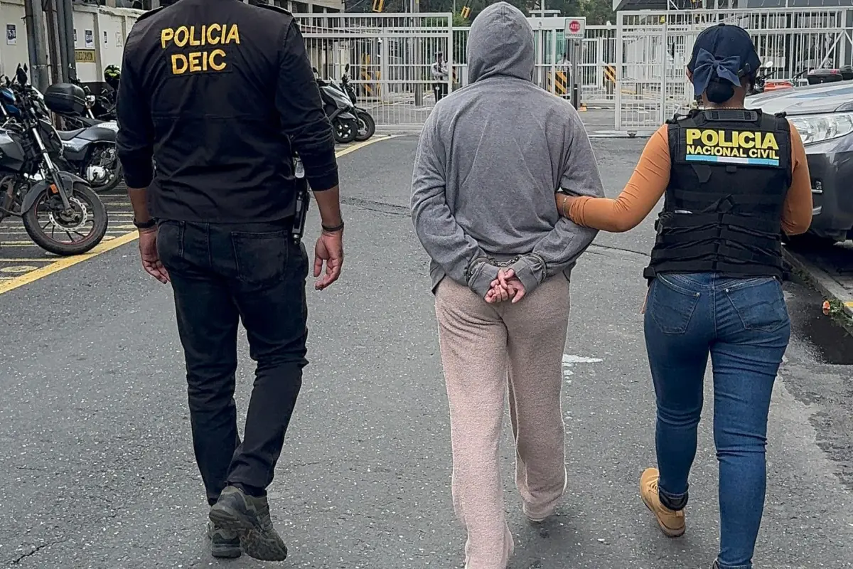 La sindicada, de 24 años, habría trasladado personas a Estados Unidos y abandonado a algunas de ellas en el desierto., PNC