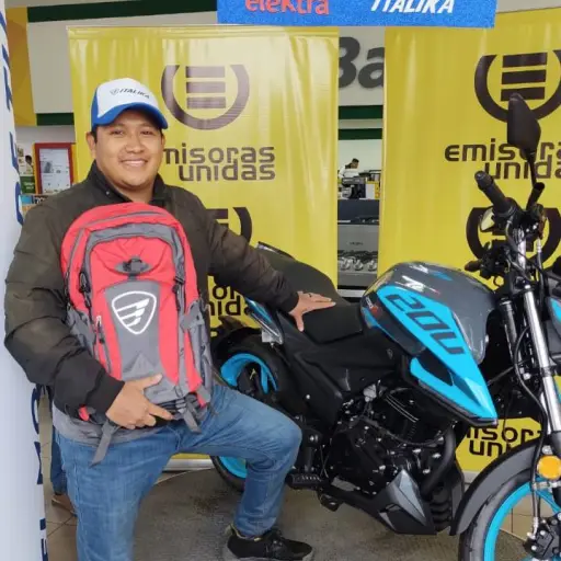 Pablo Pérez recibió la nueva motocicleta donada por Grupo Salinas tras el incidente en el que fue arrastrado por una correntada. ,Emisoras Unidas