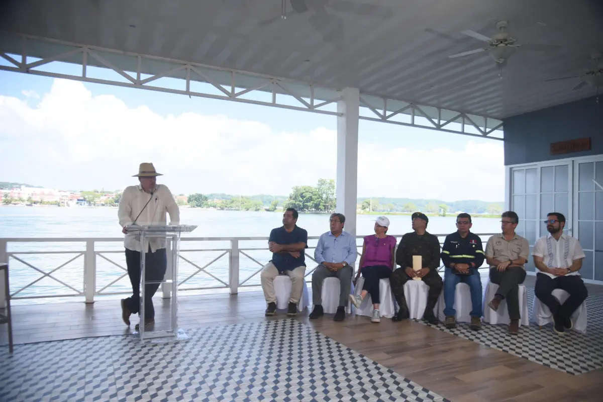 El presidente Arévalo y los ministros, entre otras autoridades del Ejecutivo, que lo acompañaron en su visita a Petén., Omar Solís/Emisoras Unidas